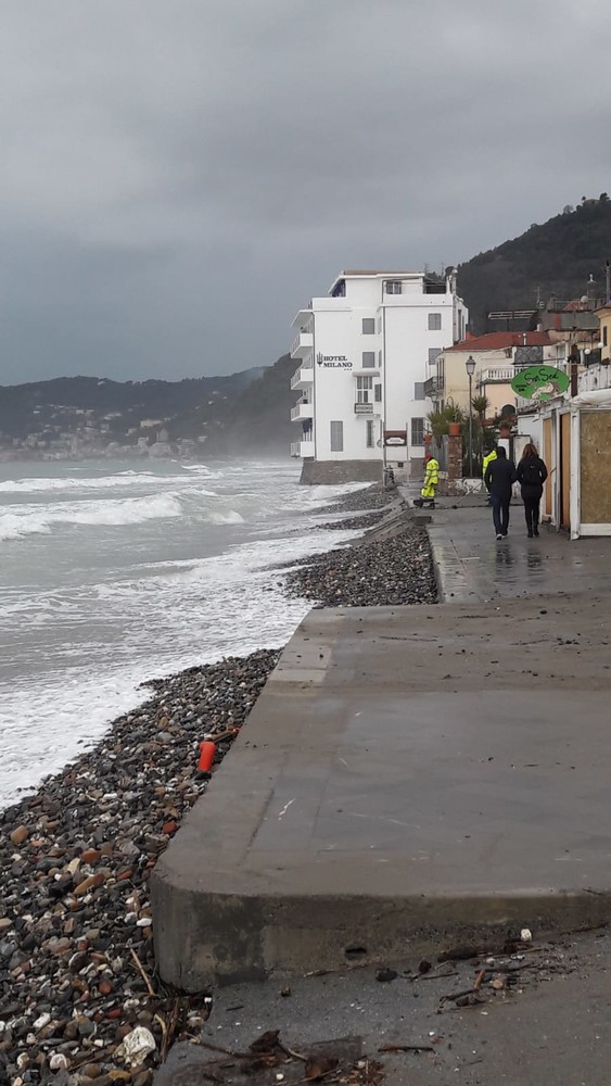 Alassio, il risveglio dopo la mareggiata che ha colpito la passeggiata (FOTO)