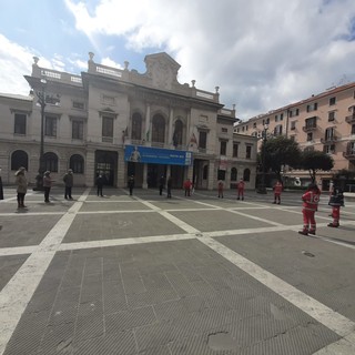Savona si ferma come tutta Italia, in Piazza Sisto e piazza Mameli bandiere a mezz'asta e minuto di silenzio  (FOTO e VIDEO)
