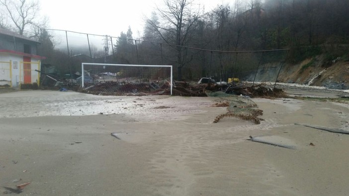 Fango e voragini, a Murialdo il campo da calcio non esiste più (FOTO) Fango e voragini, a Murialdo il campo da calcio non esiste più (FOTO)