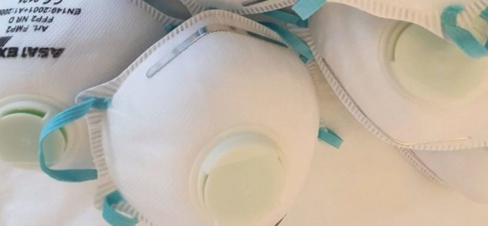 Coronavirus, bustine con due mascherine verranno consegnate nei negozi aperti. Toti: "Non c'è bisogno di accalcarsi ci saranno per tutti"