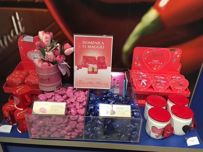 Cuori, fiori, cioccolatini, una dolce Festa della Mamma dall’irresistibile scioglievolezza alla Lindt del Molo 8.44 Cuori, fiori, cioccolatini, una dolce Festa della Mamma dall’irresistibile scioglievolezza alla Lindt del Molo 8.44