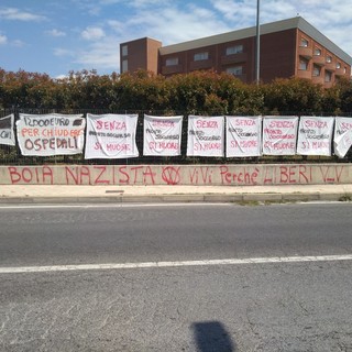 Albenga, vandalizzato il muro dell'ospedale. Scritte contro Toti, Tomatis: "Atti da condannare" Albenga, vandalizzato il muro dell'ospedale. Scritte contro Toti, Tomatis: "Atti da condannare"