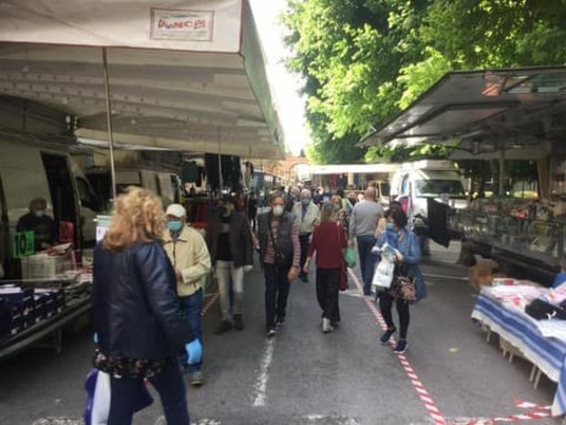 Savona, controlli della polizia locale al mercato del lunedì: 280 euro di multa per l'assenza della mascherina