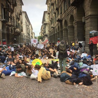 Fridays For Future, "Il mondo crolla, crolliamo anche noi": un flash mob in via Paleocapa a Savona (FOTO e VIDEO)