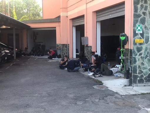 Carabinieri scoprono 24 migranti all'interno di due camion: i mezzi pesanti fermati ad Altare e Cairo