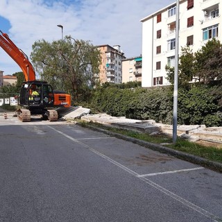 Vado, muro pericolante sulla ferrovia stoppa le merci in arrivo dalla piattaforma: via ai lavori di messa in sicurezza (FOTO)