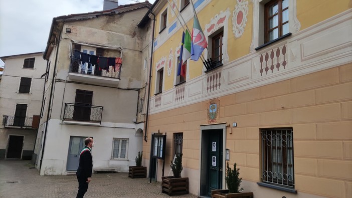 Anche Mallare ricorda le vittime del Covid, il sindaco Astiggiano: "Un segnale di fiducia e solidarietà da trasmettere ai cittadini" Anche Mallare ricorda le vittime del Covid, il sindaco Astiggiano: "Un segnale di fiducia e solidarietà da trasmettere ai cittadini"