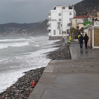 Alassio, il risveglio dopo la mareggiata che ha colpito la passeggiata (FOTO)