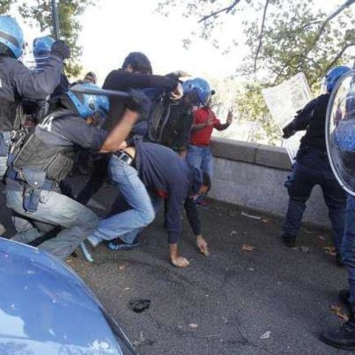 Dopo le botte, la caccia all'uomo: il pool antiterrorismo sui fatti di Roma 2011 Dopo le botte, la caccia all'uomo: il pool antiterrorismo sui fatti di Roma 2011