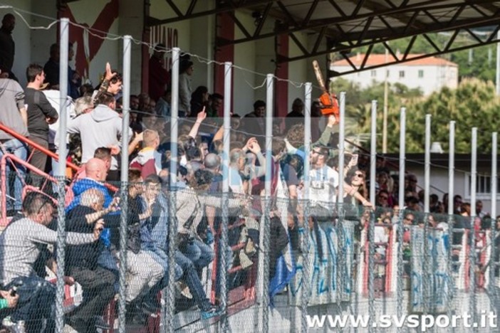 Carcarese - Sassello: sugli spalti striscioni, bandiere e... motoseghe! Carcarese - Sassello: sugli spalti striscioni, bandiere e... motoseghe!