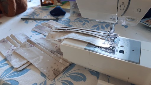 Cotone, filo elastico, mani abili e buona volontà: la Confraternita di Cantalupo a Varazze dona 100 mascherine all'ospedale San Paolo Cotone, filo elastico, mani abili e buona volontà: la Confraternita di Cantalupo a Varazze dona 100 mascherine all'ospedale San Paolo