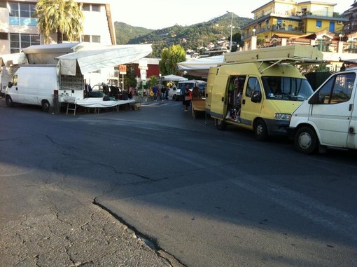 Riapre il mercato settimanale ad Alassio, ma solo per alimentari e prodotti florovivaistici Riapre il mercato settimanale ad Alassio, ma solo per alimentari e prodotti florovivaistici