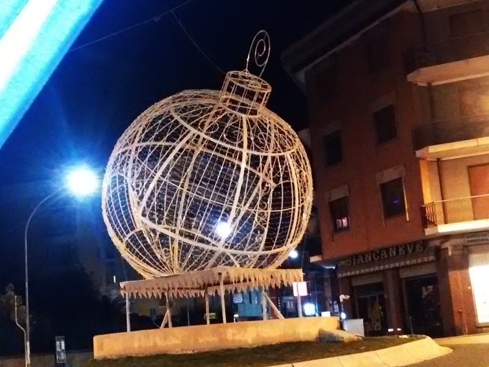 La “maxipalla abbandonata” in centro a Loano La “maxipalla abbandonata” in centro a Loano