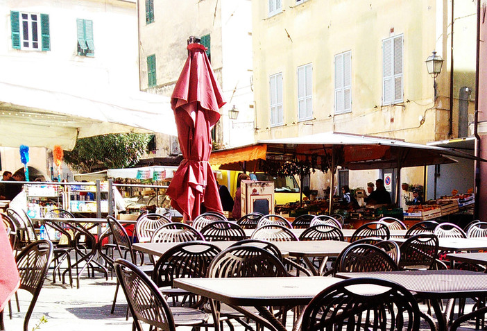 Malumori e "aria di crisi" tra i banchi del mercato di Finalborgo Malumori e "aria di crisi" tra i banchi del mercato di Finalborgo