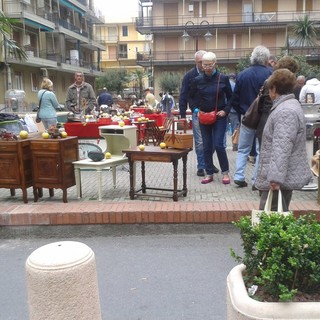 A Loano domenica torna il tradizionale mercatino dell'antiquariato