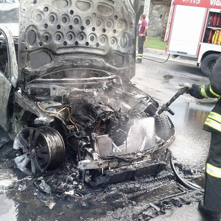 Savona, vettura in fiamme in centro Maschio