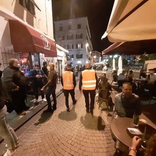 I tavoli occupati di sera della Darsena di Savona la scorsa estate