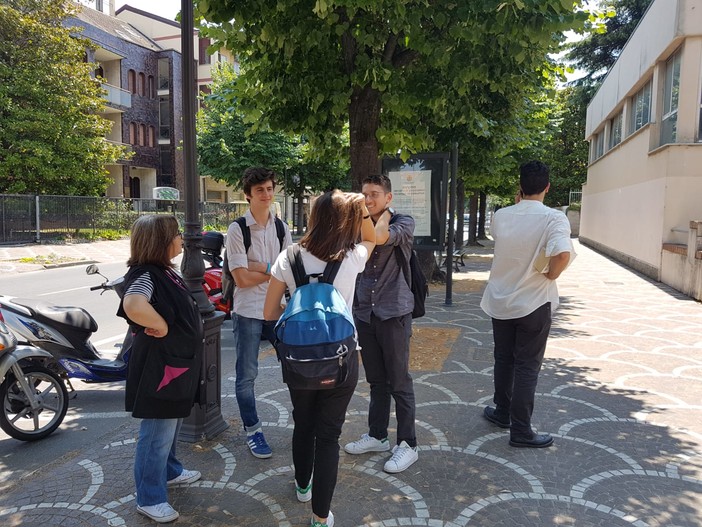 Maturità 2018, prima prova per i ragazzi del Liceo 'Bruno' di Albenga: Bassani la traccia più scelta (VIDEO) Maturità 2018, prima prova per i ragazzi del Liceo 'Bruno' di Albenga: Bassani la traccia più scelta (VIDEO)