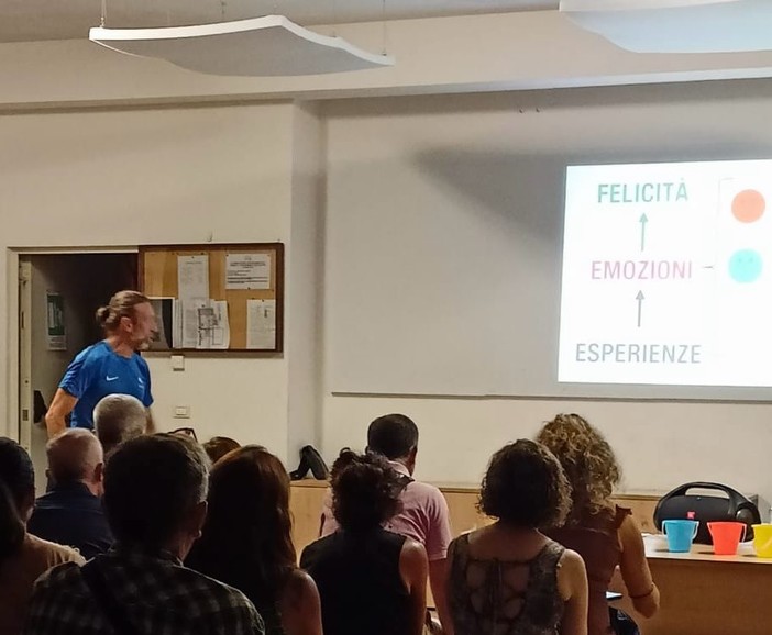 Dego, sala piena per l'incontro con il mental coach Max Monaco: "Il podismo allontana le cattive abitudini e genera sensazioni di benessere" Dego, sala piena per l'incontro con il mental coach Max Monaco: "Il podismo allontana le cattive abitudini e genera sensazioni di benessere"