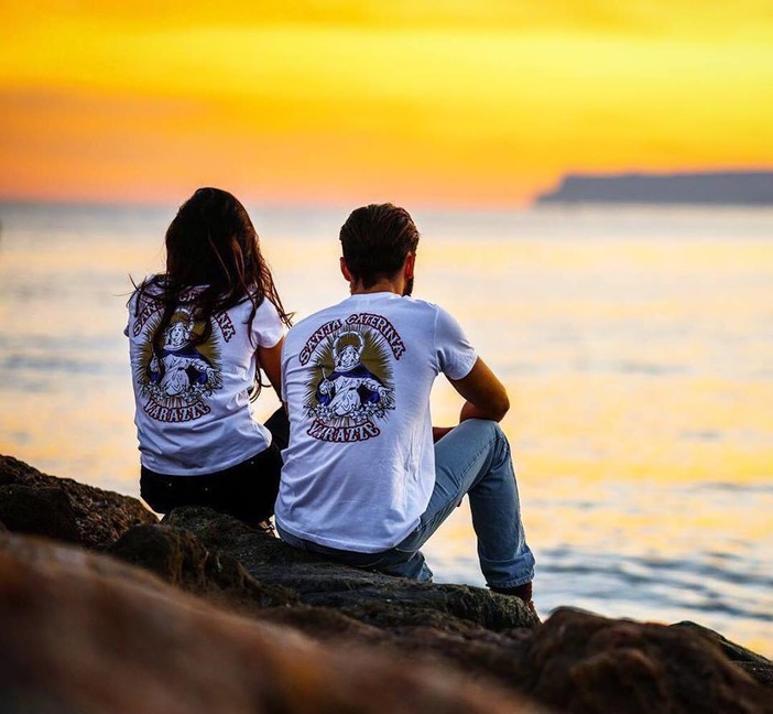 Varazze, una t-shirt per celebrare Santa Caterina, il sindaco Bozzano: "Un omaggio fantastico"