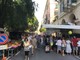 Mercato a Savona, assembramenti in piazza del Popolo davanti ai banchi dei fioristi: ordinanza di spostamento in altre vie