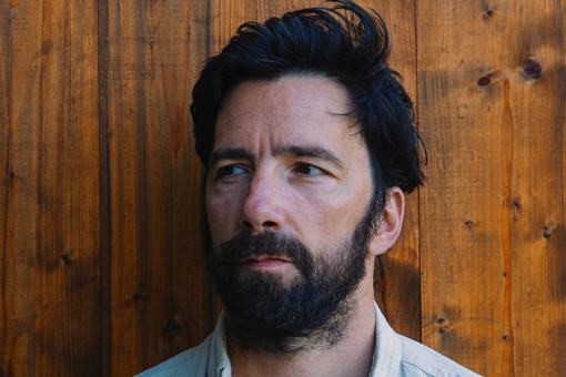 L'esordio letterario di Maurizio Carucci arriva a Finalborgo: il racconto di un viaggio a piedi e nell’anima venerdì 13 giugno