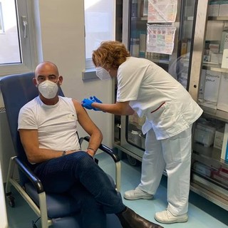 Covid, Bassetti riceve la terza dose: "Non possiamo permetterci 7 milioni di persone non vaccinate" Covid, Bassetti riceve la terza dose: "Non possiamo permetterci 7 milioni di persone non vaccinate"