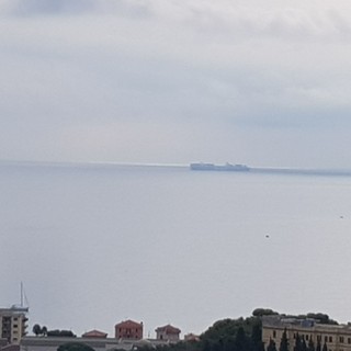 La super nave porta container 'MSC Daniela' in transito nel mare savonese