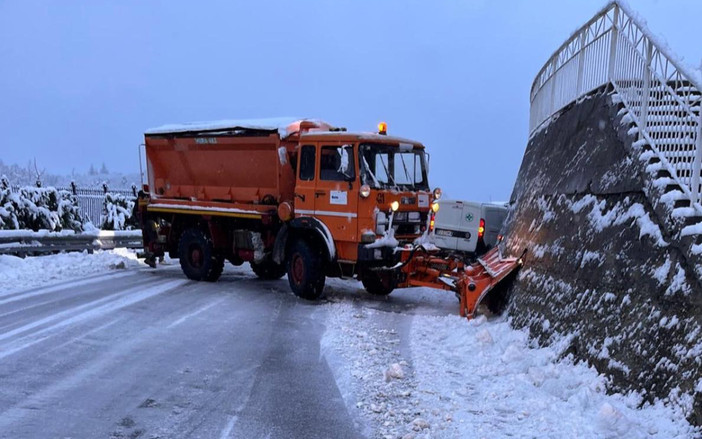 Mezzo spazzaneve intraversato sulla Sp 28 bis Mezzo spazzaneve intraversato sulla Sp 28 bis