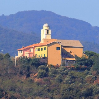 Per la Festa della Natività di Maria a Legino la suggestiva processione aux flambeaux verso il Santuario della Madonna del Monte
