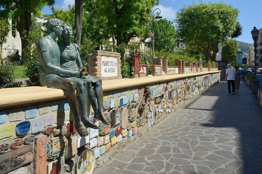 Alassio, una piastrella alla memoria del deportato Luigi Therisod