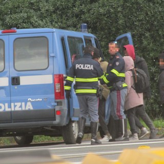 Savona: migranti nascosti in un camion, non si placa il fenomeno dei "passeur"