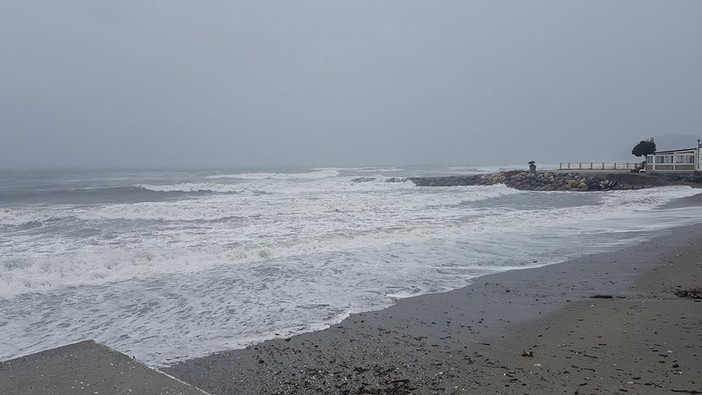 La furia del mare si abbatte sulle coste della nostra provincia (FOTO e VIDEO)