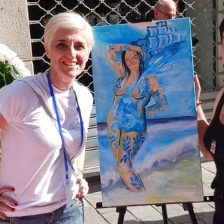 La valbormidese Monica Porro protagonista al Festival della Maiolica con un dipinto sulla bellezza femminile