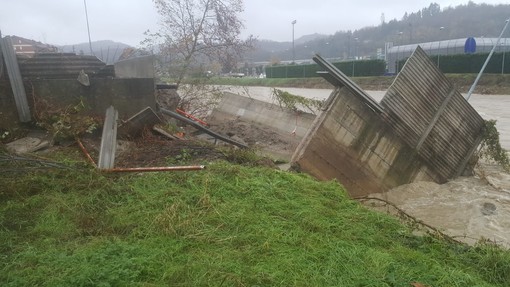 Millesimo, crollato il muraglione di un distributore in via Trento e Trieste (FOTO)
