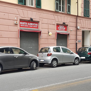 Savona, giù la serranda al negozio Martin di via XX settembre: in vendita prodotti scaduti dal 2018
