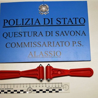 Spaccano il vetro di una macchina con due martelletti frangi vetro, denunciati due marocchini di Torino