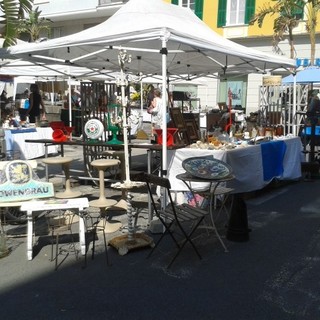 Laigueglia, sabato ritorna il mercatino dell'antiquariato e collezionismo