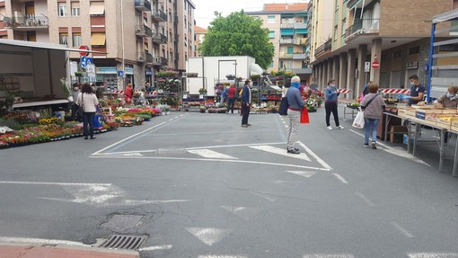 Albisola, riparte il mercato del mercoledì tra le distanze di sicurezza e l'obbligo della mascherina Albisola, riparte il mercato del mercoledì tra le distanze di sicurezza e l'obbligo della mascherina