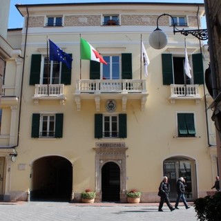 Senso unico sul lungomare di Pietra, il consigliere Carrara: "Aurelia intasata e centro desertificato, ma per sindaco e assessori il problema non esiste"