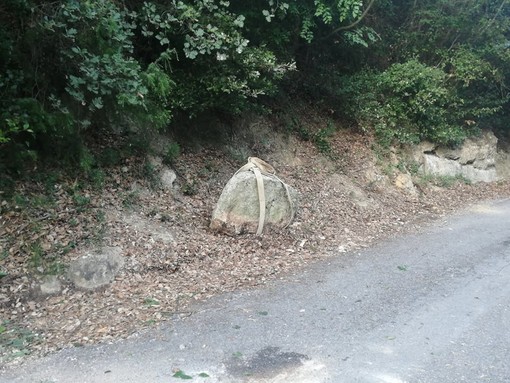 Orco Feglino, grosso masso cade sulla provinciale bis e colpisce una vettura: strada chiusa