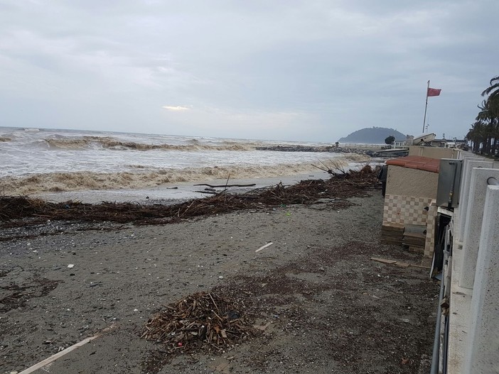 Mareggiata sulla costa savonese