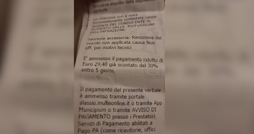 Alassio, a scuola per prendere i bimbi: multati per la sosta in divieto Alassio, a scuola per prendere i bimbi: multati per la sosta in divieto