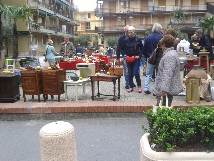 A Loano domenica torna il tradizionale mercatino dell'antiquariato A Loano domenica torna il tradizionale mercatino dell'antiquariato