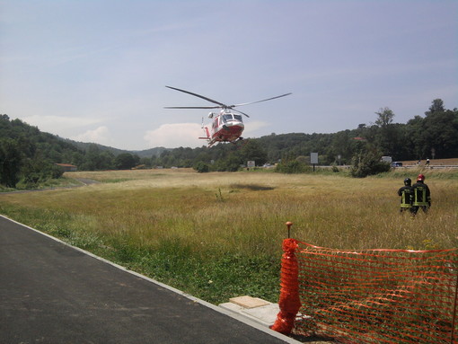 Carcare, motociclista 22enne finisce in una scarpata, trasportato in elicottero al Santa Corona