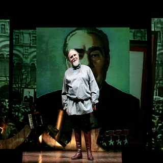 Moni Ovadia chiude questa sera la stagione teatrale loanese