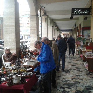 A Loano domenica torna il mercatino dell'antiquariato