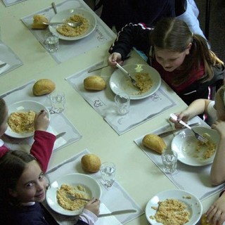 Cobas Scuola Savona:"Nelle scuole medie orario prolungato sino alle 14 e gli alunni saltano il pranzo in mensa"