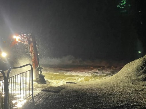 La pioggia e la mareggiata mettono in allarme Celle. Il Sindaco: "Non è possibile essere schiavi delle ruspe e non dormire sonni tranquilli" (FOTO) La pioggia e la mareggiata mettono in allarme Celle. Il Sindaco: "Non è possibile essere schiavi delle ruspe e non dormire sonni tranquilli" (FOTO)