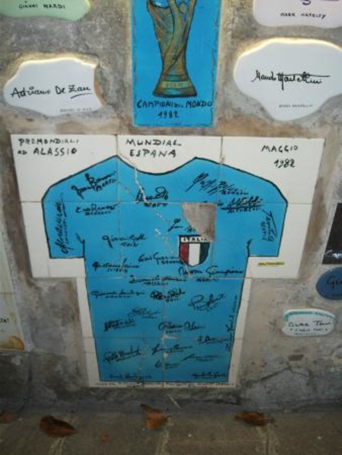 Alassio la piastrella della Nazionale verrà aggiustata prima dell'arrivo dei calciatori? Alassio la piastrella della Nazionale verrà aggiustata prima dell'arrivo dei calciatori?